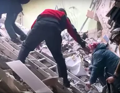 Miniatura: Ludzie po drabinach wychodzili spośród...