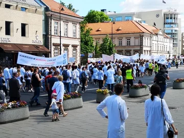 Zdjęcie z protestu lekarzy i zawodów medycznych z 1 czerwca 2019 r. 