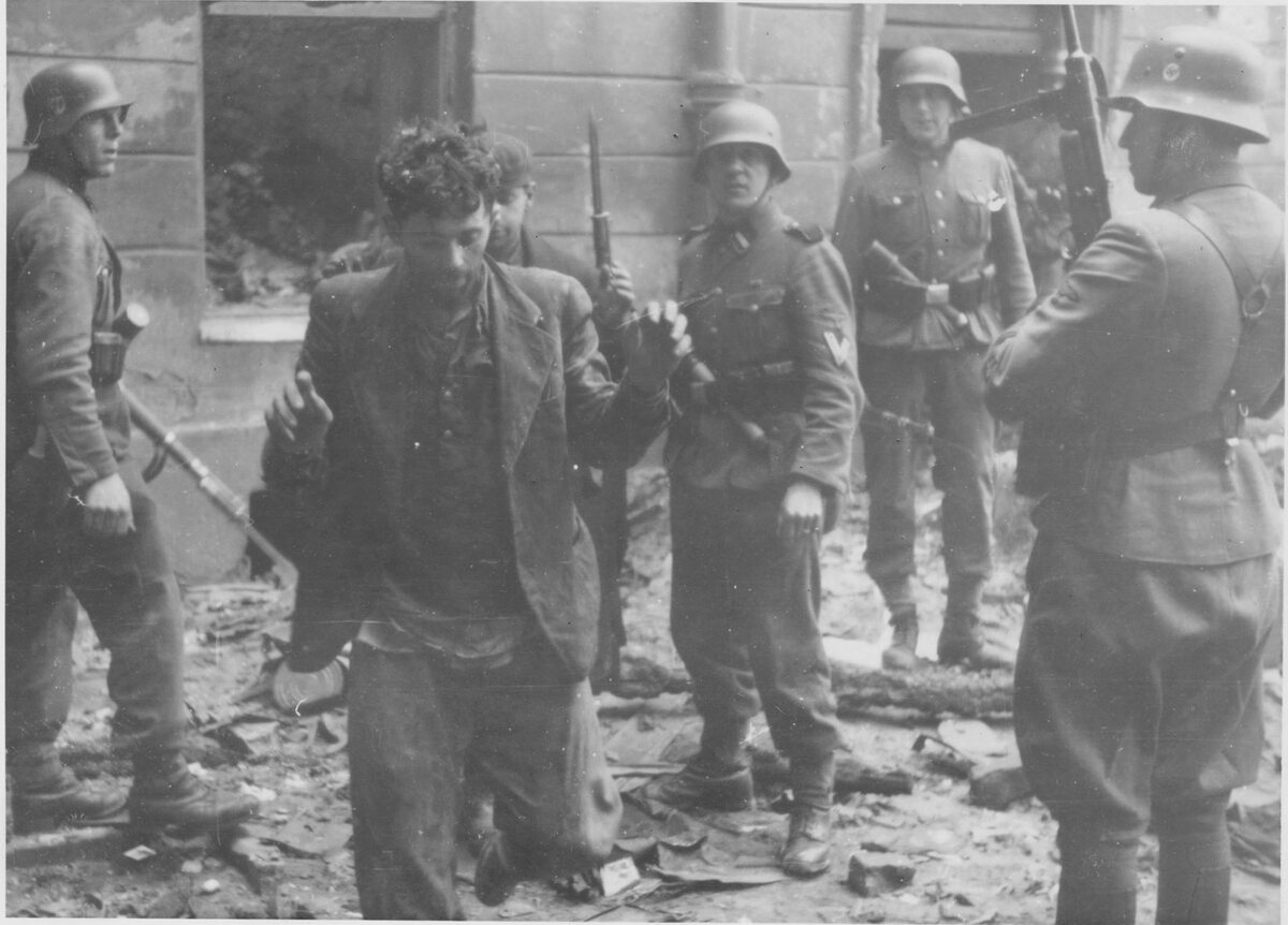 Żydzi wyciągnięci z bunkra. Niemiecki podpis pod zdjęciem: „Bandyci” Z bunkra Niemcy siłą wydobyli dwóch ukrywających się Żydów.