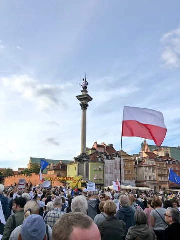 Kolumna Zygmunta przystrojona w koszulkę z napisem "Konstytucja" 