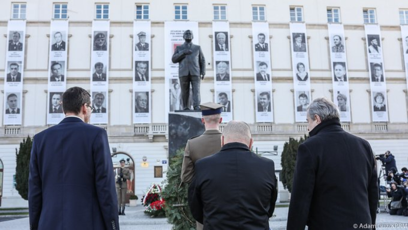 Premier Mateusz Morawiecki złożył kwiaty pod pomnikiem śp. prezydenta RP Lecha Kaczyńskiego 