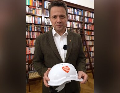 Miniatura: Rafał Trzaskowski ze słynnym rekwizytem....