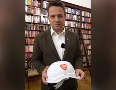 Miniatura: Rafał Trzaskowski ze słynnym rekwizytem....