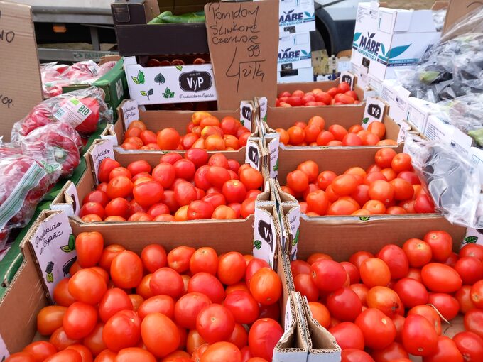 Klienci wolą robić zakupy bezpośrednio od rolników. Warzywa i owoce są znacznie tańsze na targowiskach niż w sklepie