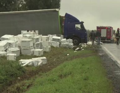 Miniatura: 300 pralek wypadło z ciężarówki na drogę w...
