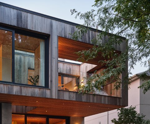 Miniatura: Z pozoru surowy, w środku pełen światła,...