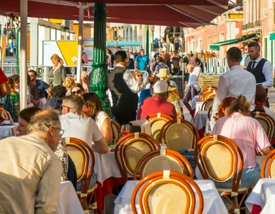 Miniatura: Awantura pod włoską restauracją. Turyści...