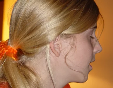 Miniatura: Stała na przystanku kiedy... ukradł jej włosy