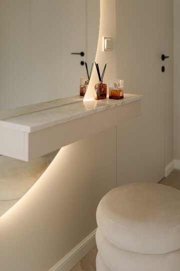 Soft minimalizm w 59-metrowym mieszkaniu w Gdyni – kaszmirowa paleta, angielska jodełka i konsekwentnie zaprojektowane detale autorstwa Agaty Piltz 