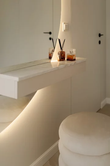 Soft minimalizm w 59-metrowym mieszkaniu w Gdyni – kaszmirowa paleta, angielska jodełka i konsekwentnie zaprojektowane detale autorstwa Agaty Piltz 