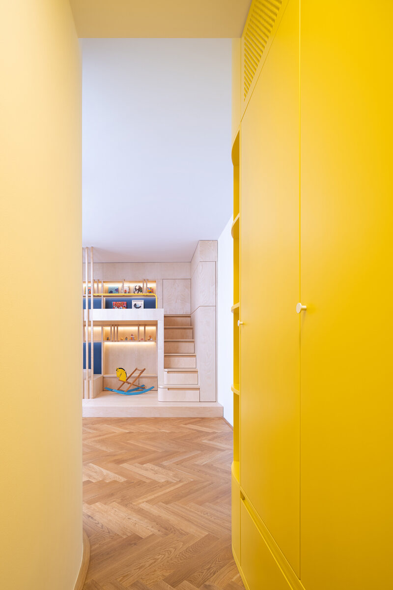 Kolorowe mieszkanie dla dużej rodzony, projekt NoArchitects