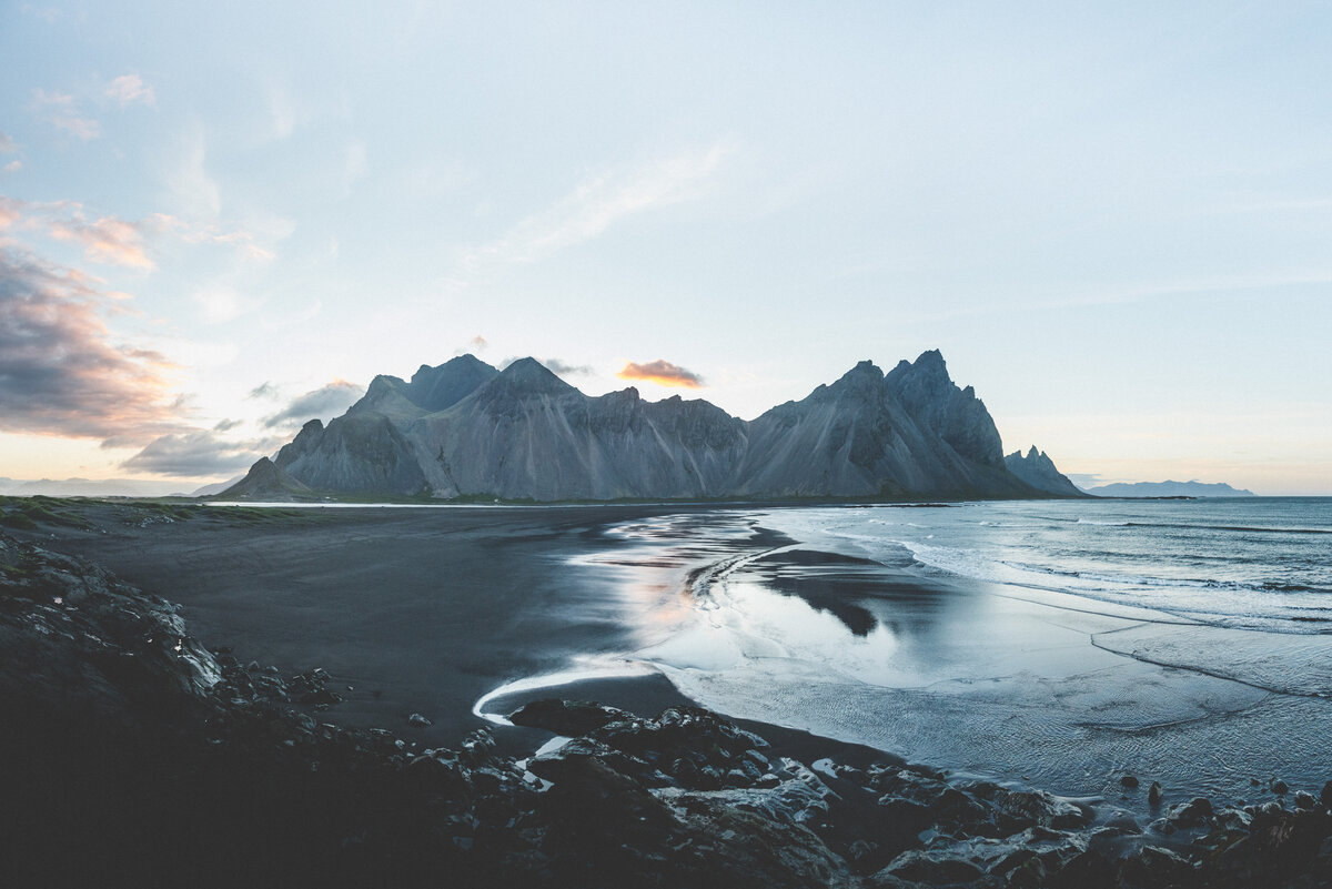 Islandia I’ve stood here countless times for hours waiting for northern lights or tides. Always get wet and cold, but never gets less beautiful.