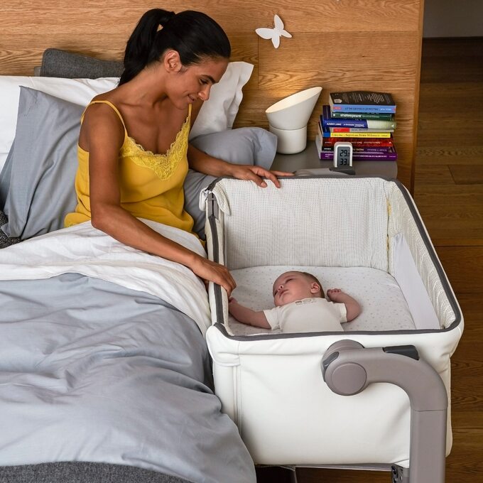 Łóżeczko dostawne Chicco Next2Me Magic to rewolucyjne rozwiązanie, które pozwala rodzicom i dziecku na co-sleeping, spanie w bliskiej odległości, ale we własnej przestrzeni