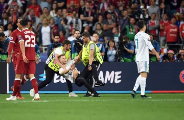 Służby porządkowe szybko złapały kibica na boisku 