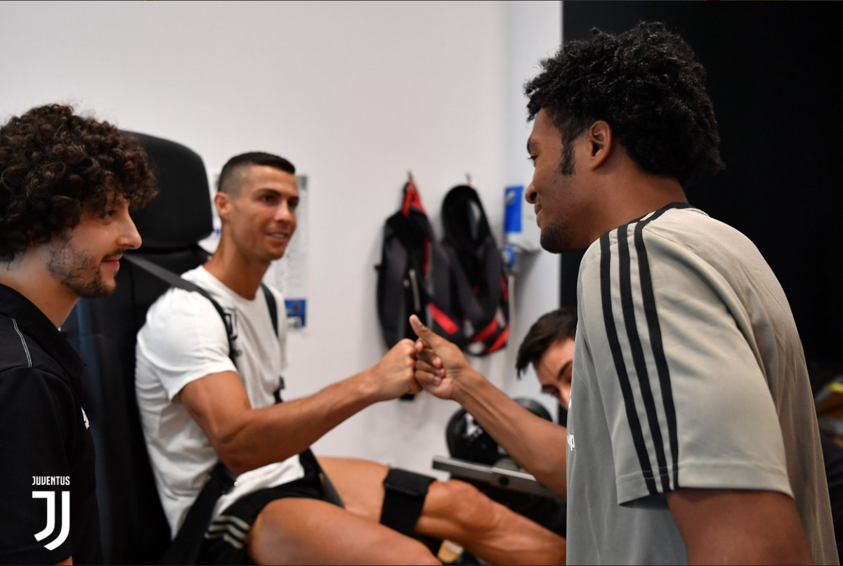 Cristiano Ronaldo wita się z kolegami z Juventusu 