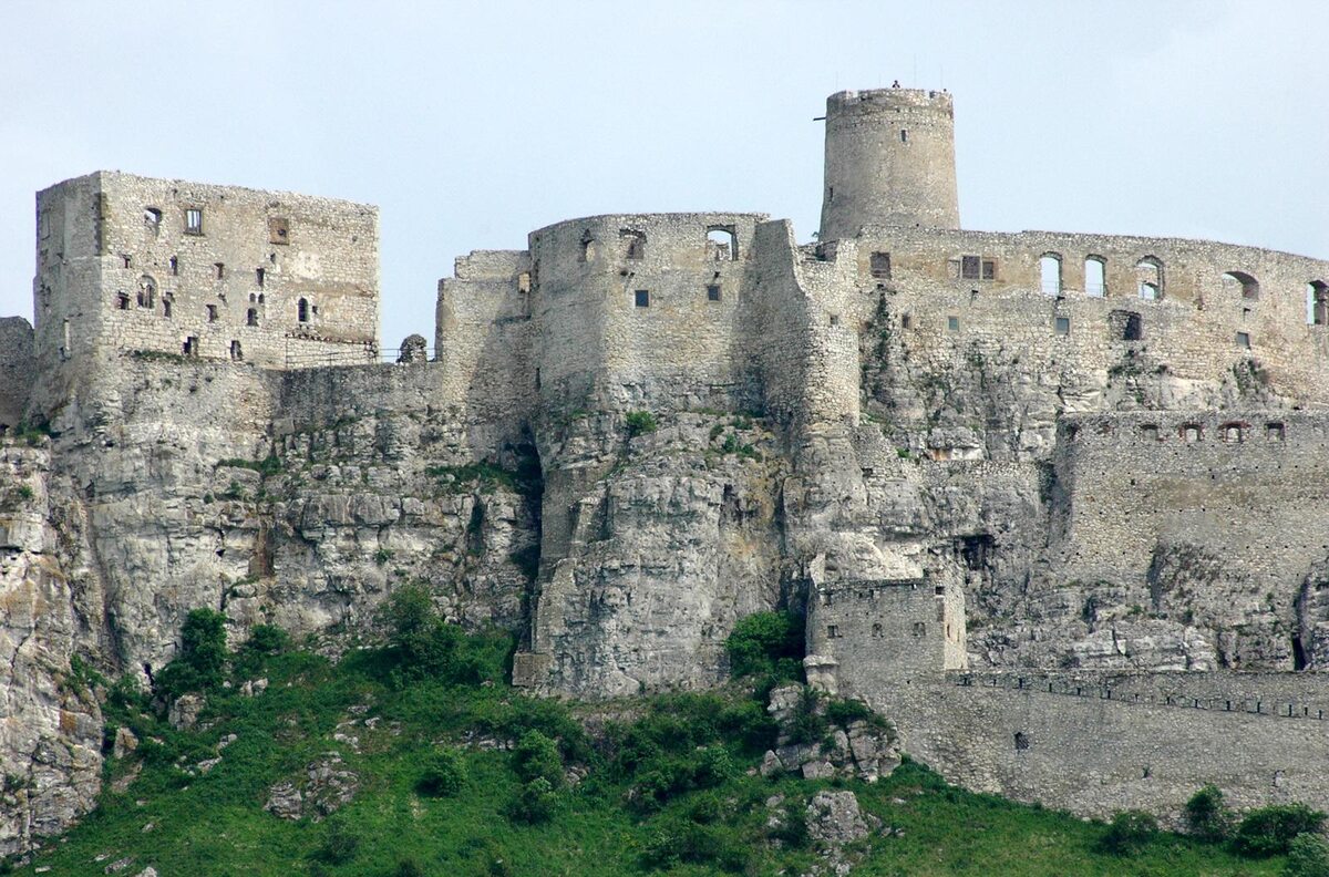 Zamek Spiski, Słowacja Jeden z największych zamków w Europie, zajmuje powierzchnię około 4 hektarów. Po wielkim pożarze z XVIII wieku stał opuszczony. Obecnie jest jedną z najpopularniejszych atrakcji turystycznych kraju.