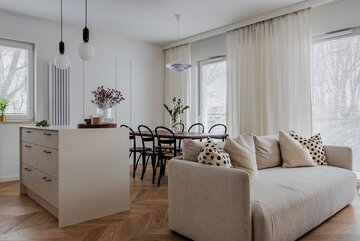 Białe wnętrze zaprojektowane przez Deer Design