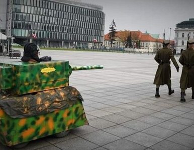 Miniatura: Kartonowy czołg na placu Piłsudskiego. MON...