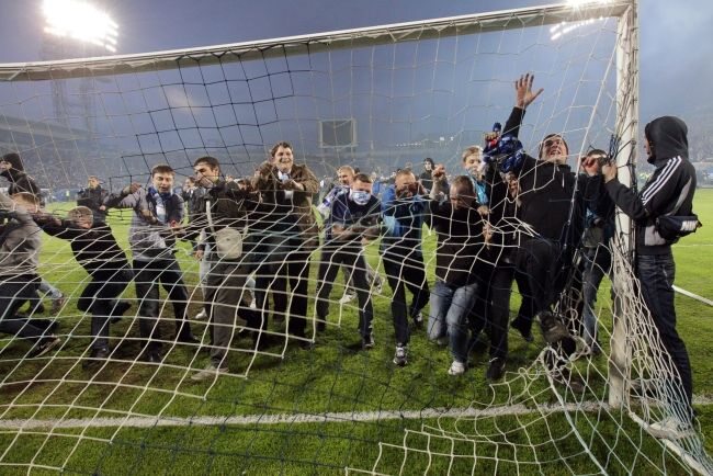 Zenit Sankt Petersburg zapewnił sobie mistrzostwo Rosji co wywołało euforię wśród kibiców tej drużyny (fot. EPA/ANATOLY MALTSEV/PAP)