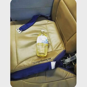 Dziwne zachowania i znaleziska w samolotach. Zdjęcie z profilu Passenger Shaming 