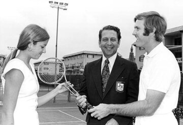 Archiwalna fotografia z&nbsp;kortu tenisowego. To&nbsp;właśnie podczas meczu US Open historia bransoletki tenisowej zyskała sw&oacute;j najbardziej rozpoznawalny rozdział