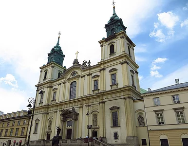 Miniatura: „PiS won” na fasadzie kościoła w...