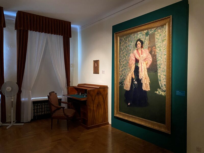 W domu przy Krupniczej w Krakowie można obejrzeć arcydzieło Mehoffera – obraz „Śpiewaczka”, portret Wandy Janakowskiej, siostry żony malarza
