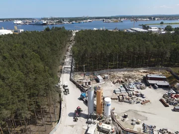 Prace na terenie budowy tunelu pod Świną 