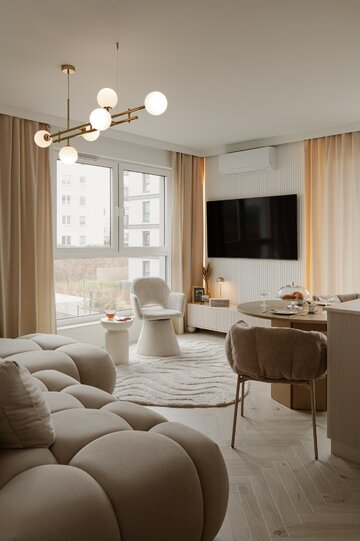 Soft minimalizm w 59-metrowym mieszkaniu w Gdyni – kaszmirowa paleta, angielska jodełka i konsekwentnie zaprojektowane detale autorstwa Agaty Piltz 