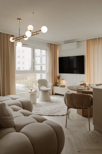 Soft minimalizm w 59-metrowym mieszkaniu w Gdyni – kaszmirowa paleta, angielska jodełka i konsekwentnie zaprojektowane detale autorstwa Agaty Piltz 