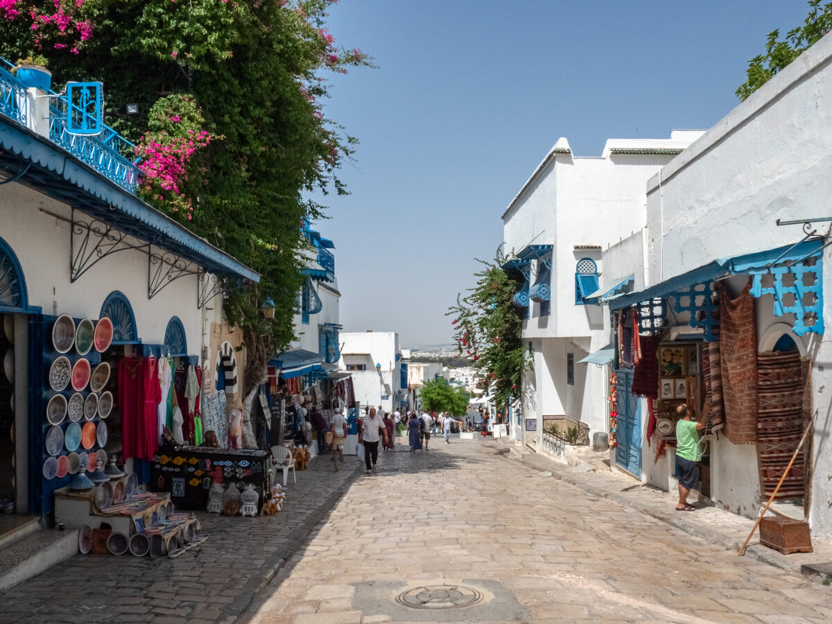 Kramy i restauracje na głównej ulicy w Sidi Bou Said 