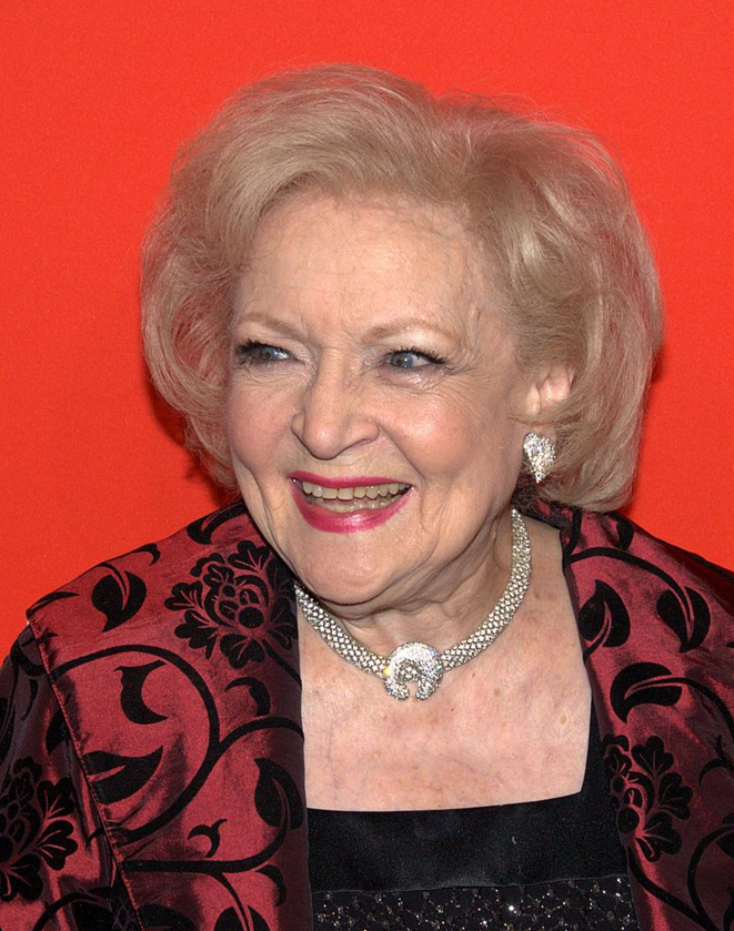 13. Betty White i chleb krojony Jedna z najbardziej uwielbianych w USA aktorek Betty White urodziła się w 1922 roku, zaledwie sześć lat przed tym, jak Chillicothe Baking Company sprzedała 7 lipca 1928 roku pierwszy bochenek pokrojonego chleba.