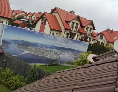 Miniatura: Nie mógł już patrzeć na sąsiadów. Postawił...