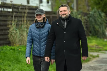 Tadeusz Szemiot Kandydat KO na urząd prezydenta Gdyni Tadeusz Szemiot z córką Leną przed głosowaniem w jednym z lokali wyborczych w Gdyni