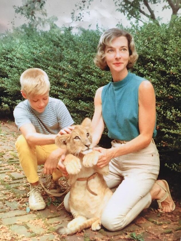 7. "Mój tata i jego mama - weterynarz. Na zdjęciu z ich lwem, zwierzątkiem, którym zajmowali się dwa lata. Zdjęcie zrobione w 1959 roku".