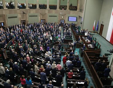 Miniatura: Sondaż. KO i PiS się biją, a oni...