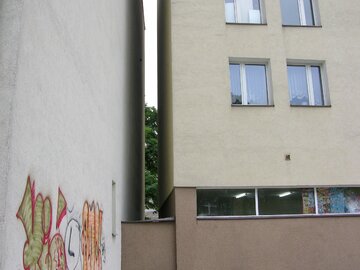 Szczelina pomiędzy budynkami, w&nbsp;kt&oacute;rej zmieścił się Dom Kereta