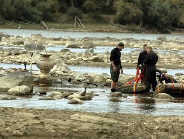 Akcja wydobywania z Wisły znalezisk archeologicznych, które odsłonił niski stan wody w rzece (fot. PAP/Tomasz Gzell)