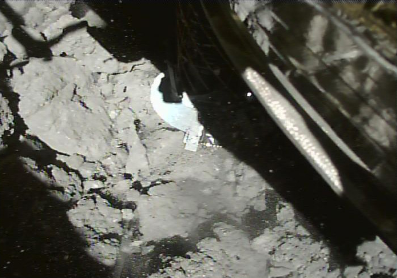 Powierzchnia Ryugu Zdjęcia wykonane po drugim lądowaniu sondy Hayabusa2 na asteroidzie Ryugu 11 lipca 2019 roku.