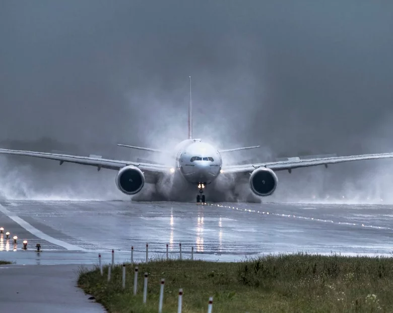 Miniatura: Lądujący boeing i ulewny deszcz. Na...