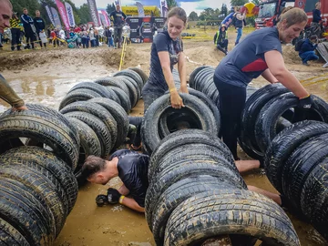 Warszawski Runmageddon W ostatni weekend wakacji ok. 10 tys. osób wzięło udział w warszawskim Runmageddonie. Sprawdziliśmy czy do zrobienia fotoreportażu z dynamicznej sportowej imprezy wystarczy smartfon. Wszystkie zdjęcia zostały wykonane telefonem Samsung Galaxy S9+.