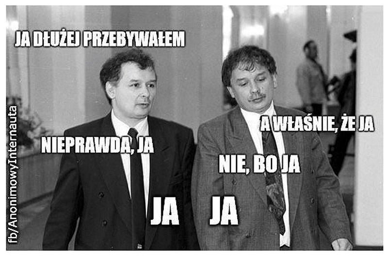 Mem zainspirowany tablicą z napisem „przebywali w hali” 