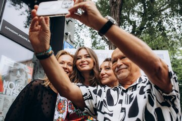 Anna Borowska, Ania Rusowicz, Kasia Wodecka-Stubbs i&nbsp;Andrzej Pągowski na&nbsp;premierze koszulki z&nbsp;wizerunkiem Zbigniewa Wodeckiego