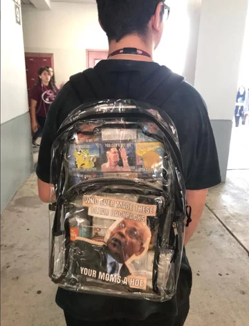 Demonstracyjne napisy na kartkach włożonych do plecaka 