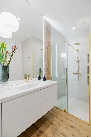 Białe wnętrza z drewnem, proj. Pracownia Architektury Wnętrz Deer Design 