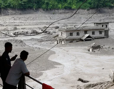 Miniatura: Powódź błotna zalała Nepal i zrównała z...