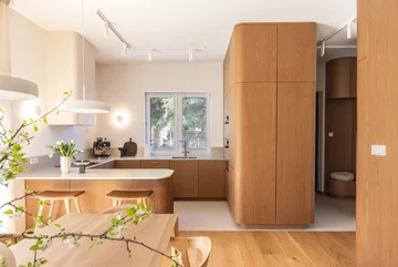 Projekt domu pod Warszawą autorstwa pracowni Decoroom to współczesna interpretacja stylu japandi — pełna naturalnych materiałów, miękkich form i spokojnej, harmonijnej kolorystyki 