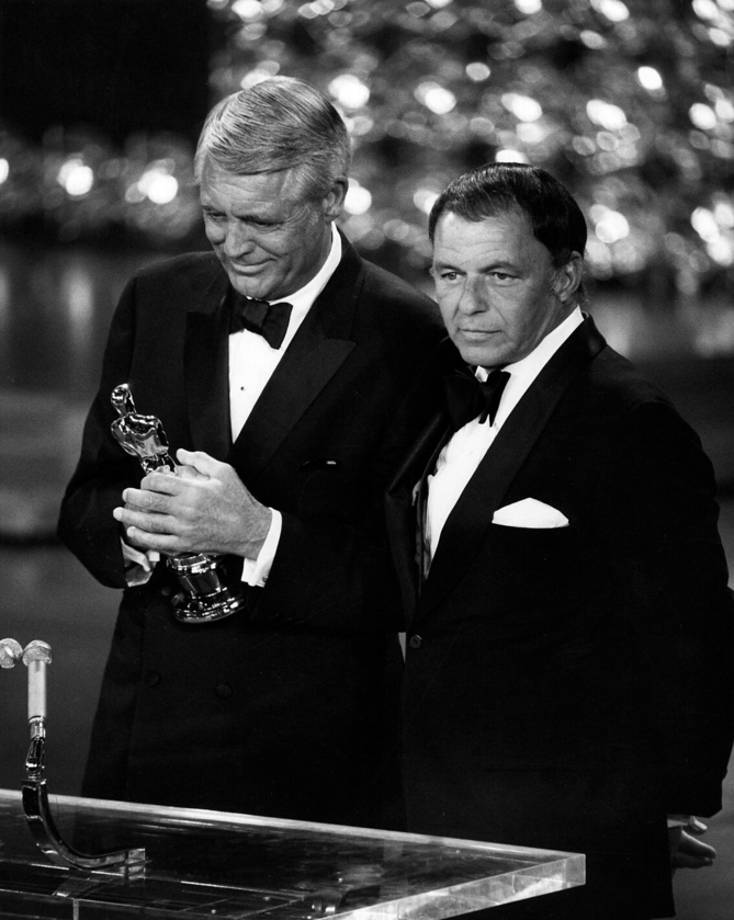 Cary Grant i Frank Sinatra 1970 rok. Cary Grant nagrodzony Oscarem Specjalnym.