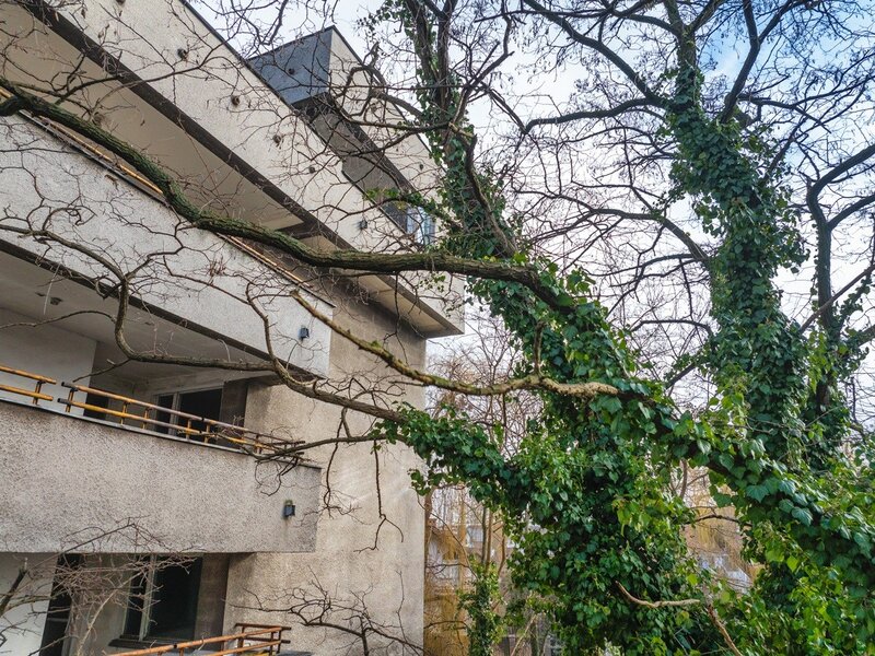 Kompleks przy ul. Sobieskiego 100, znany jako „Szpiegowo” – jeden z najbardziej tajemniczych adresów PRL, który po latach sporów prawnych ma szansę przejść pełną rewitalizację