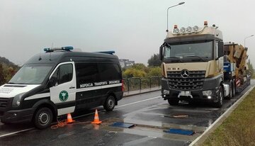 Przeładowany TIR wiozący kruszarkę